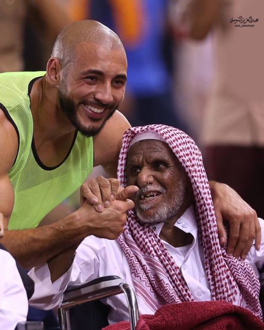 بالصور.. إنسانية الريفي أمرابط تصدّره المواقع الافتراضية وتوليه حب الجماهير السعودية بالصور.. إنسانية الريفي أمرابط تصدّره المواقع الافتراضية وتوليه حب الجماهير السعودية