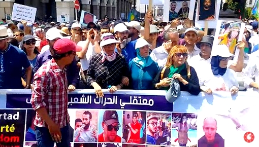 عائلات معتقلي "حراك الريف" تجتمع للتضامن مع الزفزافي وتلوح بالنزول للشارع عائلات معتقلي "حراك الريف" تجتمع للتضامن مع الزفزافي وتلوح بالنزول للشارع