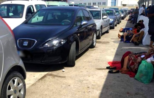 بالصور.. مغاربة العالم يفترشون الأرض بميناء طنجة المتوسط وبوليف : سنحاسب المتقاعسين بالصور.. مغاربة العالم يفترشون الأرض بميناء طنجة المتوسط وبوليف : سنحاسب المتقاعسين