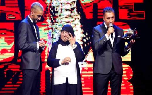 شاهدوا الفيديو.. تتويج النجم الريفي الساطع حكيم زياش بالحذاء الذهبي لأفضل لاعب بالدوري الهولندي شاهدوا الفيديو.. تتويج النجم الريفي الساطع حكيم زياش بالحذاء الذهبي لأفضل لاعب بالدوري الهولندي