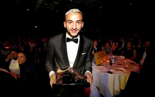 شاهدوا الفيديو.. تتويج النجم الريفي الساطع حكيم زياش بالحذاء الذهبي لأفضل لاعب بالدوري الهولندي شاهدوا الفيديو.. تتويج النجم الريفي الساطع حكيم زياش بالحذاء الذهبي لأفضل لاعب بالدوري الهولندي