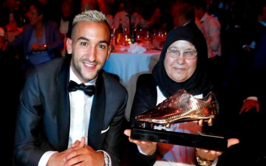 شاهدوا الفيديو.. تتويج النجم الريفي الساطع حكيم زياش بالحذاء الذهبي لأفضل لاعب بالدوري الهولندي شاهدوا الفيديو.. تتويج النجم الريفي الساطع حكيم زياش بالحذاء الذهبي لأفضل لاعب بالدوري الهولندي