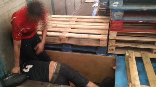 ضبط ثلاثة "حراكة" مغاربة مختبئين في حاوية للسلع بميناء مليلية ضبط ثلاثة "حراكة" مغاربة مختبئين في حاوية للسلع بميناء مليلية