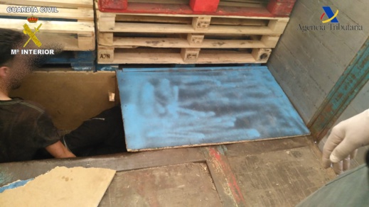 ضبط ثلاثة "حراكة" مغاربة مختبئين في حاوية للسلع بميناء مليلية ضبط ثلاثة "حراكة" مغاربة مختبئين في حاوية للسلع بميناء مليلية