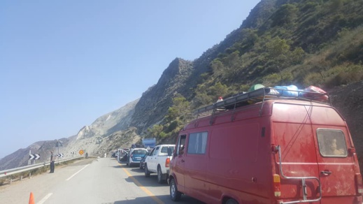 إنهيار صخري يقطع الطريق الساحلية بين الحسيمة وتطوان في وجه حركة المرور إنهيار صخري يقطع الطريق الساحلية بين الحسيمة وتطوان في وجه حركة المرور