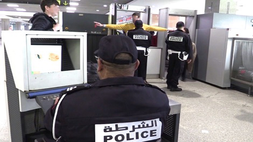 فضيحة.. توقيف شرطيين متهمان بسرقة هاتف مهاجر مغربي في المطار فضيحة.. توقيف شرطيين متهمان بسرقة هاتف مهاجر مغربي في المطار