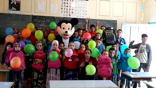 الحسيمة.. أستاذ يزرع "الأمل" في تلاميذه ويفاجئهم بهدايا وأجواء احتفالية في اليوم الأول للدخول المدرسي الحسيمة.. أستاذ يزرع "الأمل" في تلاميذه ويفاجئهم بهدايا وأجواء احتفالية في اليوم الأول للدخول المدرسي