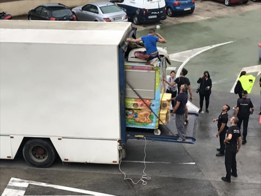 بالصور.. إحباط محاولة تسلل مجموعة من القاصرين الى آليات مدينة الملاهي العائدة الى إسبانيا بالصور.. إحباط محاولة تسلل مجموعة من القاصرين الى آليات مدينة الملاهي العائدة الى إسبانيا