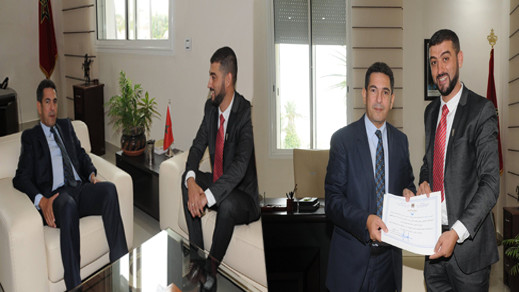 وزير التربية الوطنية يكرم الأستاذ الذي إستقبل تلاميذه بشخصية 'ميكي ماوس' بالحسيمة وزير التربية الوطنية يكرم الأستاذ الذي إستقبل تلاميذه بشخصية 'ميكي ماوس' بالحسيمة