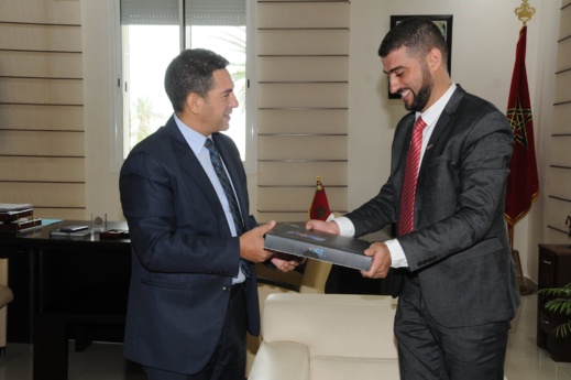 وزير التربية الوطنية يكرم الأستاذ الذي إستقبل تلاميذه بشخصية 'ميكي ماوس' بالحسيمة وزير التربية الوطنية يكرم الأستاذ الذي إستقبل تلاميذه بشخصية 'ميكي ماوس' بالحسيمة