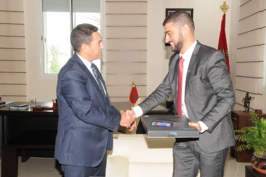 وزير التربية الوطنية يكرم الأستاذ الذي إستقبل تلاميذه بشخصية 'ميكي ماوس' بالحسيمة وزير التربية الوطنية يكرم الأستاذ الذي إستقبل تلاميذه بشخصية 'ميكي ماوس' بالحسيمة