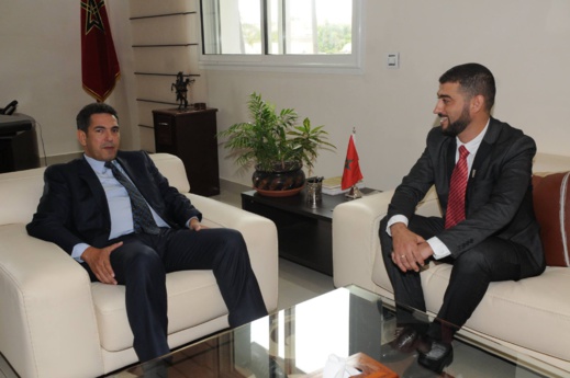 وزير التربية الوطنية يكرم الأستاذ الذي إستقبل تلاميذه بشخصية 'ميكي ماوس' بالحسيمة وزير التربية الوطنية يكرم الأستاذ الذي إستقبل تلاميذه بشخصية 'ميكي ماوس' بالحسيمة