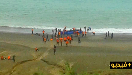 فيديو مثير.. مهاجرون يتسابقون في واضحة النهار لركوب قارب للهجرة السرية من سواحل الريف في اتجاه إسبانيا فيديو مثير.. مهاجرون يتسابقون في واضحة النهار لركوب قارب للهجرة السرية من سواحل الريف في اتجاه إسبانيا