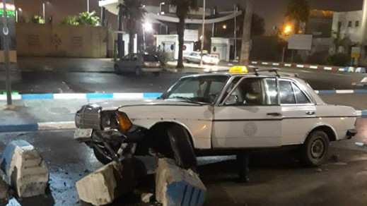بالصور.. حواجز إسمنتية دون تشوير بميناء بني نصار تتسبب في خسائر مادية جسيمة لسيارة أجرة بالصور.. حواجز إسمنتية دون تشوير بميناء بني نصار تتسبب في خسائر مادية جسيمة لسيارة أجرة