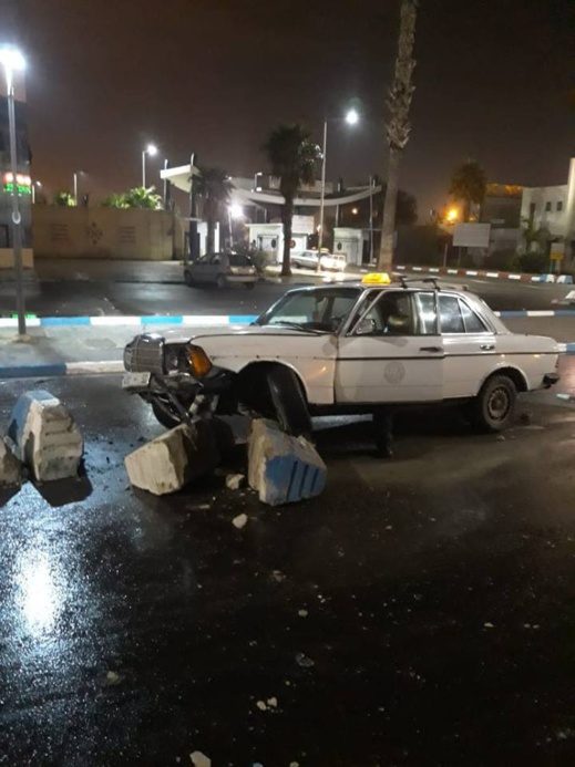 بالصور.. حواجز إسمنتية دون تشوير بميناء بني نصار تتسبب في خسائر مادية جسيمة لسيارة أجرة 