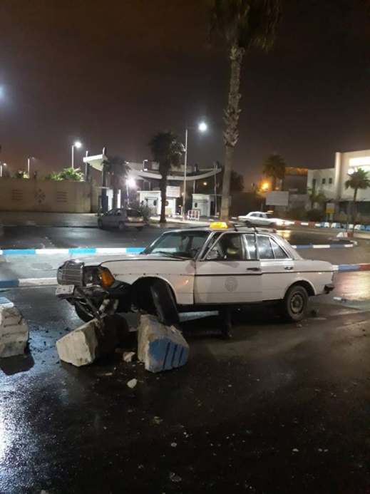 بالصور.. حواجز إسمنتية دون تشوير بميناء بني نصار تتسبب في خسائر مادية جسيمة لسيارة أجرة 