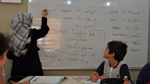 وزير الثقافة يدعو الى تدريس العربية لمكافحة "التطرف" واليمين: لا تعريب فرنسا وأسلمة البلاد وزير الثقافة يدعو الى تدريس العربية لمكافحة "التطرف" واليمين: لا تعريب فرنسا وأسلمة البلاد