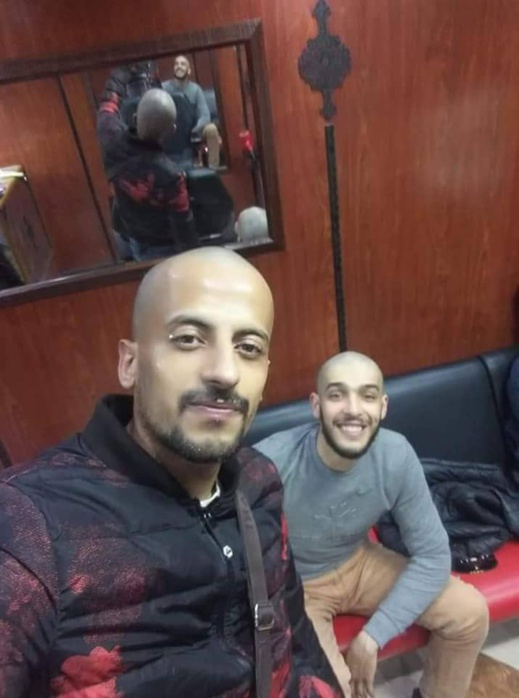 الحلاق الناظوري "إلياس" يتطوع لحلق رؤوس المطالبين بمستشفى علاج السرطان بالناظور بالمجان الحلاق الناظوري "إلياس" يتطوع لحلق رؤوس المطالبين بمستشفى علاج السرطان بالناظور بالمجان