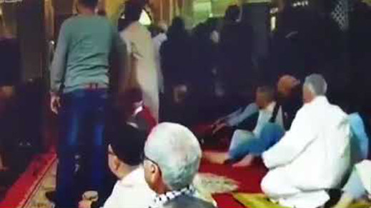 الحسيمة.. عناصر أمنية تنقل "المهدي المنتظر" صوب مستشفى المختلين عقليا الحسيمة.. عناصر أمنية تنقل "المهدي المنتظر" صوب مستشفى المختلين عقليا