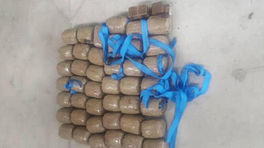 إعتقال مغربيين وحجز 28 كيلوغراما من مخدر الشيرا كانت على متن شاحنة للنقل الدولي إعتقال مغربيين وحجز 28 كيلوغراما من مخدر الشيرا كانت على متن شاحنة للنقل الدولي