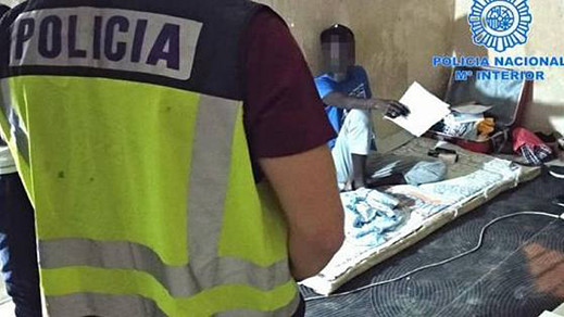إسبانيا.. اعتقال الرأس المدبر لمقتل 11 شخصا في رحلة انطلقت من سواحل الشمال بالمغرب إسبانيا.. اعتقال الرأس المدبر لمقتل 11 شخصا في رحلة انطلقت من سواحل الشمال بالمغرب