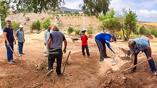 جمعية ثراعكشة للتنمية والبيئة تنظم حملة "ثويزا" لتهيئة محيط وساحة فرعية احياتا بجماعة أيت مايت 