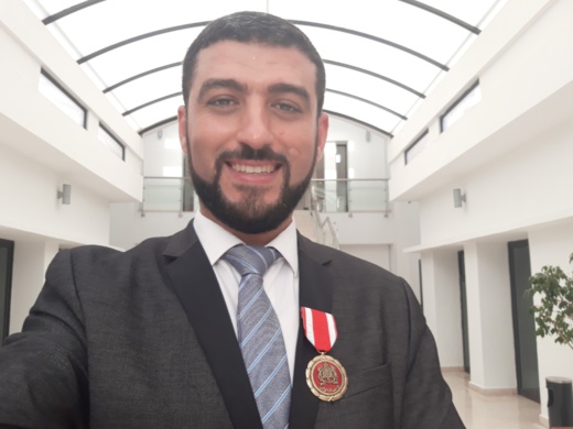 صور.. الملك محمد السادس يوشح إبن الحسيمة الأستاذ هشام الفقيه بوسام الإستحقاق الوطني