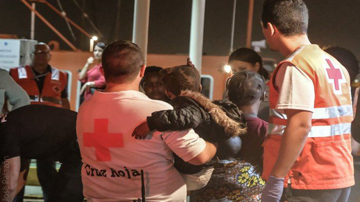 إجلاء 15 مهاجرا من جزيرة "تشافاريناس" بعد أن وصلوا إليها عبر قارب مطاطي إنطلاقا من سواحل الناظور إجلاء 15 مهاجرا من جزيرة "تشافاريناس" بعد أن وصلوا إليها عبر قارب مطاطي إنطلاقا من سواحل الناظور