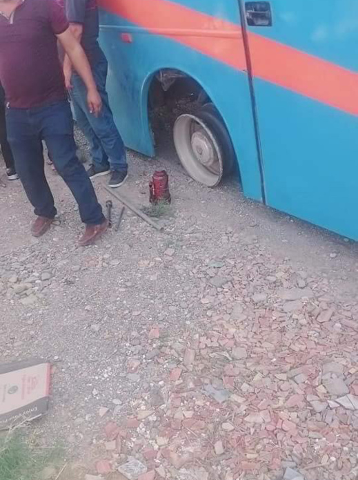 حافلة تقل مسافرين من الناظور الى تمسمان تنجو من كارثة حقيقية بعد إنفجار إحدى عجلاتها الخلفية