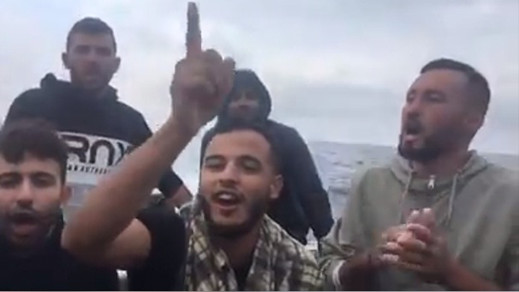 مثير.. هذه تفاصيل رحلة "الموت" التي نقلت ناشطا حراك الريف والمعتقلان السابقان "العنابي" لإسبانيا مثير.. هذه تفاصيل رحلة "الموت" التي نقلت ناشطا حراك الريف والمعتقلان السابقان "العنابي" لإسبانيا