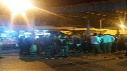 سائق طاكسي من الحجم الكبير يطعن شخصين بسكين لأسباب مجهولة بمحطة الناظور سائق طاكسي من الحجم الكبير يطعن شخصين بسكين لأسباب مجهولة بمحطة الناظور
