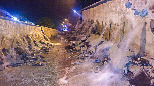 إنفجار أنبوب للماء الشروب يحول حي "ترقاع" بمدينة الناظور إلى بركة مائية