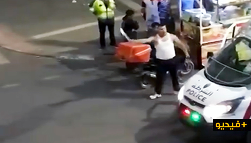 فيديو خطير.. الشرطة تعتقل شخصين هددا دورية أمنية بالسلاح الأبيض فيديو خطير.. الشرطة تعتقل شخصين هددا دورية أمنية بالسلاح الأبيض