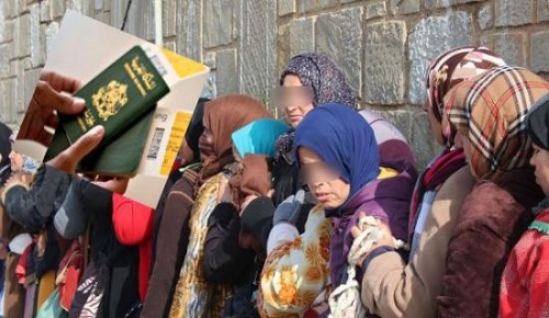 أزيد من 2500 من عاملات "الفراولة" المغربيات قررن البقاء في إسبانيا في وضعية غير قانونية أزيد من 2500 من عاملات "الفراولة" المغربيات قررن البقاء في إسبانيا في وضعية غير قانونية