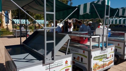 بعد شهور من مطالبة حراك "الفحم" بـ"بديل اقتصادي".. عمالة جرادة توزع 150 "كروسة" على الباعة المتجولين بعد شهور من مطالبة حراك "الفحم" بـ"بديل اقتصادي".. عمالة جرادة توزع 150 "كروسة" على الباعة المتجولين