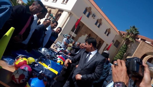 بعد شهور من مطالبة حراك "الفحم" بـ"بديل اقتصادي".. عمالة جرادة توزع 150 "كروسة" على الباعة المتجولين بعد شهور من مطالبة حراك "الفحم" بـ"بديل اقتصادي".. عمالة جرادة توزع 150 "كروسة" على الباعة المتجولين