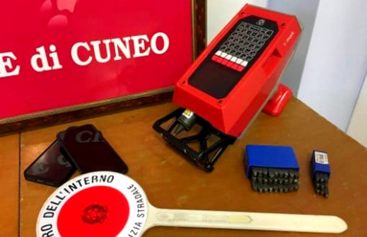 بالصور.. إيطاليا تفكك عصابة لسرقة السيارات الفاخرة يديرها 4 مغاربة وبحوزتهم أجهزة متطورة بالصور.. إيطاليا تفكك عصابة لسرقة السيارات الفاخرة يديرها 4 مغاربة وبحوزتهم أجهزة متطورة