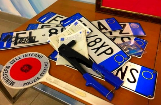 بالصور.. إيطاليا تفكك عصابة لسرقة السيارات الفاخرة يديرها 4 مغاربة وبحوزتهم أجهزة متطورة بالصور.. إيطاليا تفكك عصابة لسرقة السيارات الفاخرة يديرها 4 مغاربة وبحوزتهم أجهزة متطورة