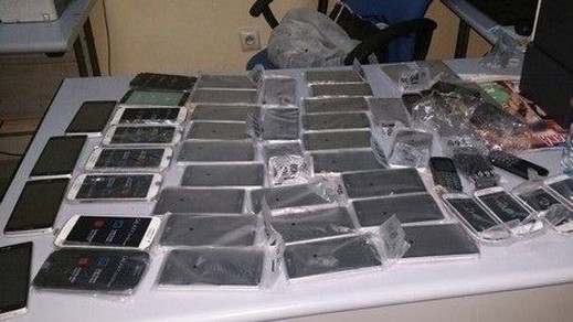 جمارك الميناء المتوسطي تواصل حربها على مهربي الهواتف.. حجز 133 هاتفا و مبالغ مهمة جمارك الميناء المتوسطي تواصل حربها على مهربي الهواتف.. حجز 133 هاتفا و مبالغ مهمة