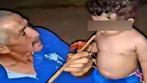 فيديو يهز "الفيسبوك".. أب يُعلم طفلته تدخين "السبسي" ومطالب باعتقاله فيديو يهز "الفيسبوك".. أب يُعلم طفلته تدخين "السبسي" ومطالب باعتقاله