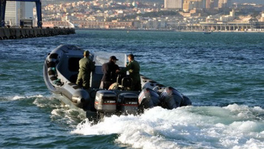 درك راس الما يحبط هجرة 52 مغربيا على متن قارب مطاطي ويعتقل شبكة من 5 أفراد