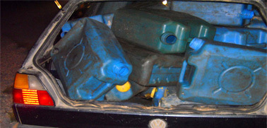 ظاهرة تهريب البنزين تجتاح مدينة العروي والساكنة تتخوف من المخاطر هذه الأخيرة