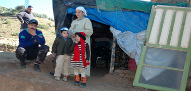 عائلة بزايو تعيش في العراء تطالب عامل الناظور بالتدخل من أجل انصافها عائلة بزايو تعيش في العراء تطالب عامل الناظور بالتدخل من أجل انصافها