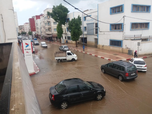 بالصور.. شوارع الحسيمة تتحول الى سيول جارفة بعد تساقطات مطرية متوسطة عرفتها المدينة بالصور.. شوارع الحسيمة تتحول الى سيول جارفة بعد تساقطات مطرية متوسطة عرفتها المدينة