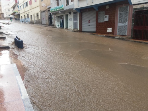 بالصور.. شوارع الحسيمة تتحول الى سيول جارفة بعد تساقطات مطرية متوسطة عرفتها المدينة بالصور.. شوارع الحسيمة تتحول الى سيول جارفة بعد تساقطات مطرية متوسطة عرفتها المدينة