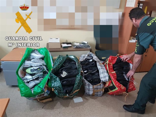 اسبانيا.. العثور على 101 زوج من الأحذية الرياضية المقلدة  داخل سيارة نفعية وإعتقال مالكها القادم من الناظور