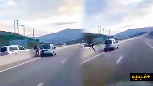 مطاردة هوليودية مثيرة لسيارة بالطريق السيار بطنجة مطاردة هوليودية مثيرة لسيارة بالطريق السيار بطنجة