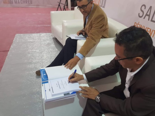 اختتام رواق كلية الناظور في معرض الكتاب المغاربي بتوقيع مجلة الدكتور عكاشة بن المصطفى