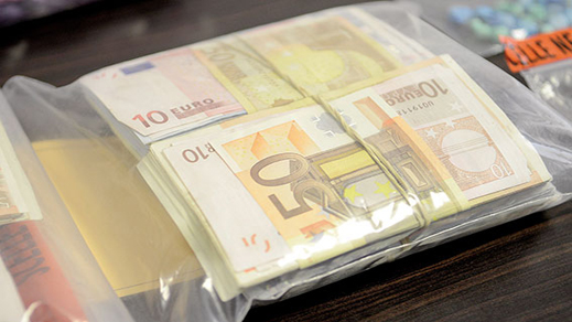 جمارك ميناء المتوسط تحجز أزيد من 33 ألف أورور غير مصرح بها