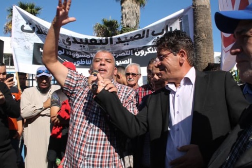 أبرشان يثور في وجه مندوب الصيد ويقود إحتجاجا للصيادين أمام المندوبية 